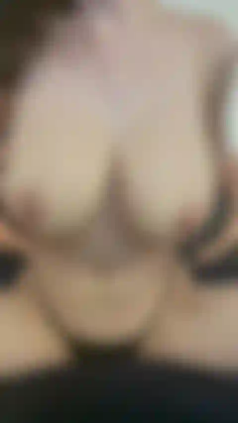 Me follo con un juguete negro, mientras hablo travieso y te digo que te corras dentro de mí.