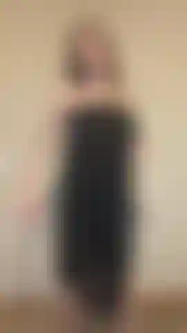 Pruébate nuevos bikinis diminutos. Mírame probarme mis diminutos bikinis sexys más un monokini diminuto. Muchas burlas sexys y sacudidas de tetas.