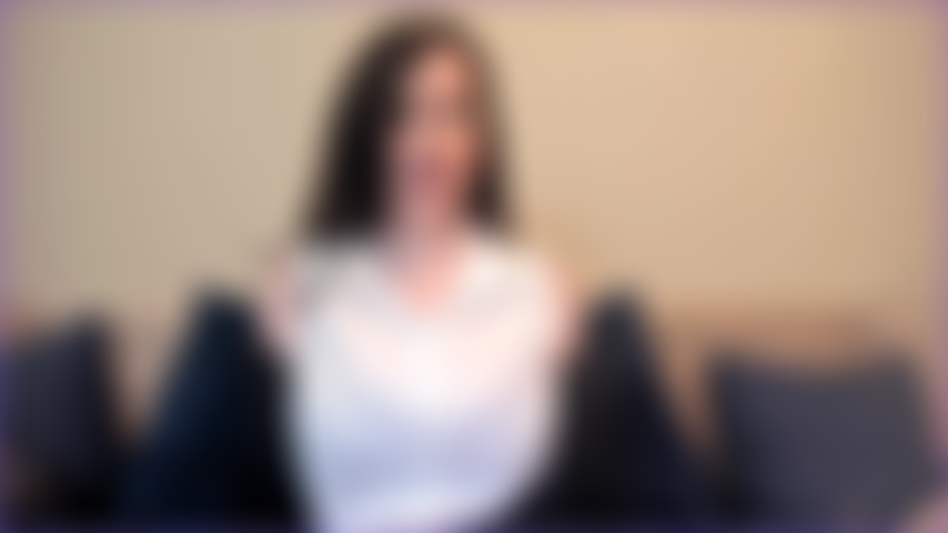 Abogada de divorcios, te ayudo con tu divorcio, y no puedes dejar de mirarme las tetas. Seamos poco profesionales: ¡sácate la polla! Date prisa antes de que te empeore el divorcio.