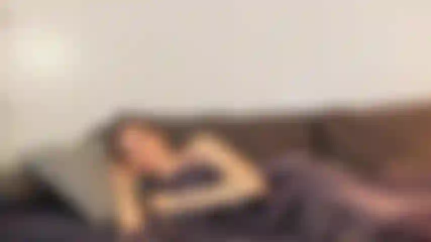 Tu novia está en la otra habitación. Me quedaré a dormir pero ninguno de los dos puede dormir. Nos ponemos a charlar, te das cuenta de que no estoy usando sostén y noto que tu dureza con una cosa lleva a la otra, ¡pero cállate para no despertar a tu novia!