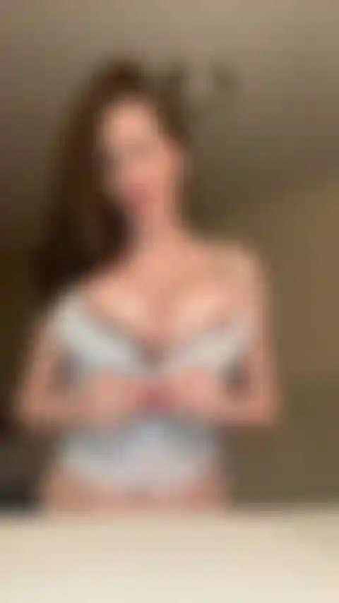 Follada de tetas de la bbc con semen: follé mis grandes tetas con mi consolador de chorros de la bbc, con corrida al final.