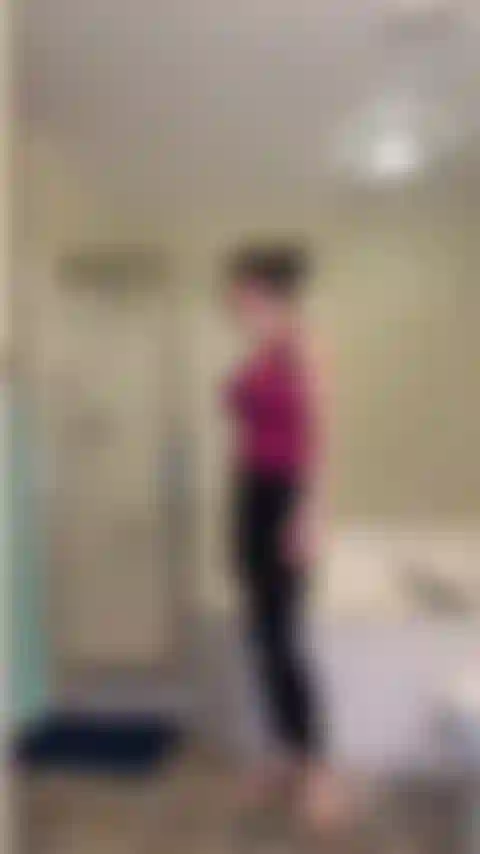 Espiándome en la ducha. Pensé que estaba sola en casa y me di una ducha, ¡pero me has estado observando! Estoy enojada, pero no puedo evitar notar tu enorme erección, es mucho más grande que mis novios, tal vez si me lo muestras no se lo diré a mi novio.