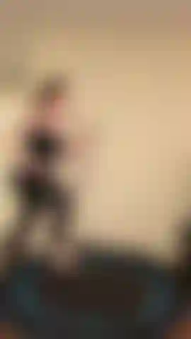 Rebotando en un trampolín, con un sostén diminuto, y luego en topless, rebotando suavemente. Y más rebotes, sosteniéndolos.