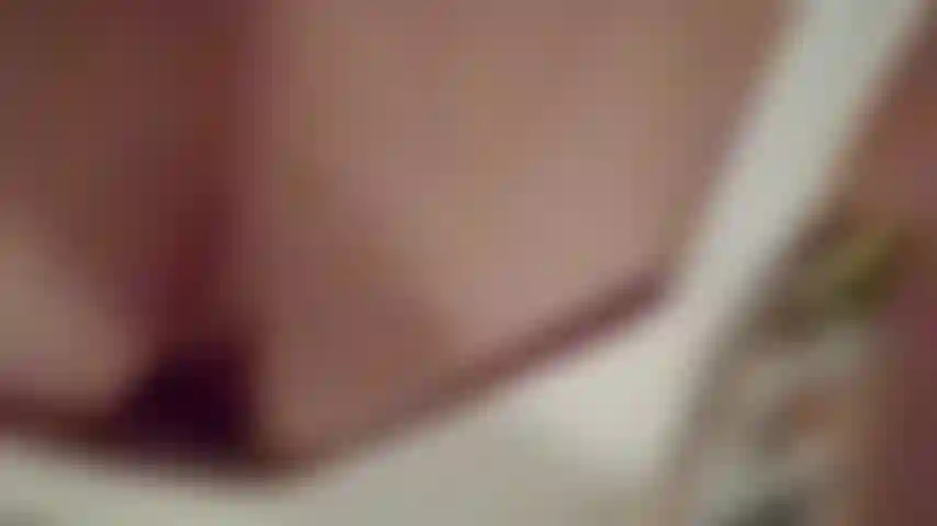 Bajo la falda sin bragas tocando el coño peludo-primer plano.