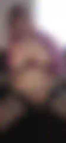 Siempre he tenido curiosidad por saber cómo sabe mi pequeño y apretado coño después de orgasmos múltiples intensos; quiero tener un clímax realmente bueno y luego lamerme el coño—estaba increíblemente excitada en ese momento y sí, lo hice aquí.