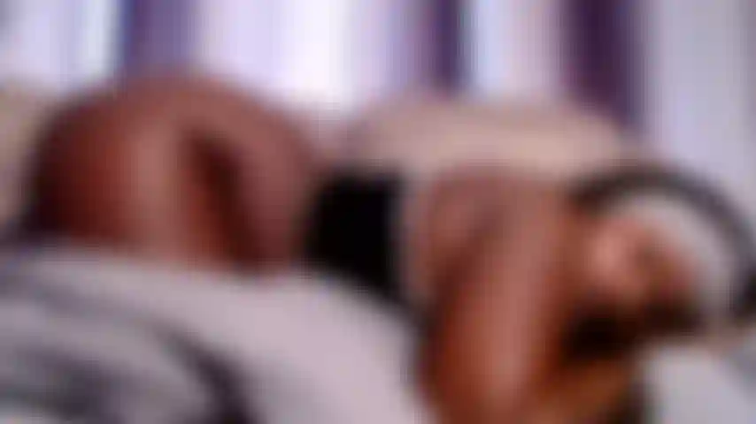 Apreto el culo desnudo en la cama.