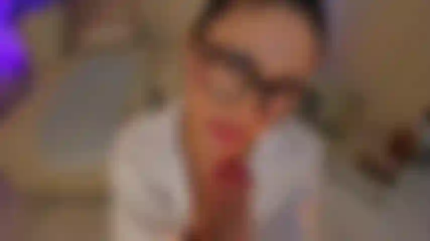 Una chica traviesa con tu polla en la cabeza.