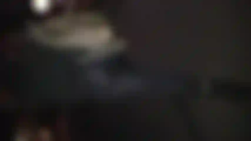 ¿Me acompañarías a mi auto por la noche?