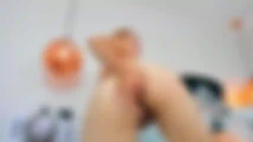 Mis dedos en este culo apretado no pueden hacer todo el trabajo, me muero de ganas de esa polla dura.