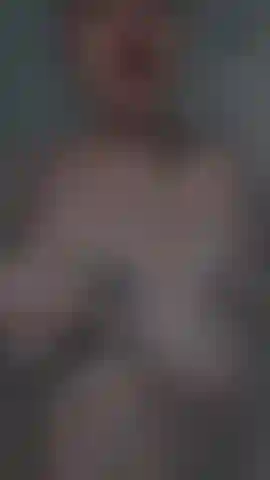 Pensé que una ducha con jabón me ayudaría a relajarme… en cambio, terminé creando algo *muy* tentador para ti — caricias lentas, roces resbaladizos, y yo en un estado de ánimo peligrosamente juguetón 🔥.