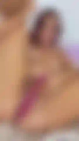 Poniéndome el dildo todo cremoso para ti.