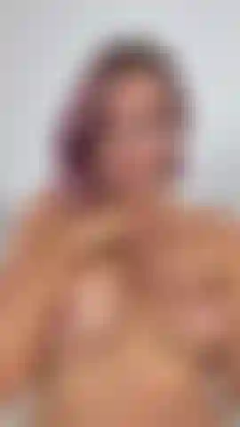 Jugando y escupiendo en mis tetas.