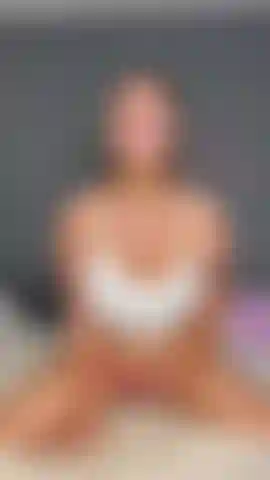 Follándome la almohada hasta correrme.