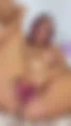 Corriéndome sobre mi consolador y vibrador.