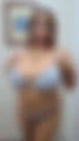 Mis dedos en el coño, mira estas tetas enormes.