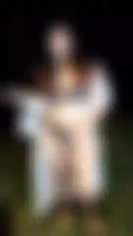 Calcetín en la boca, en el bosque.