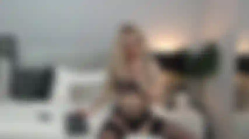 Italiana, charla sucia, plug anal y juego con consoladores.