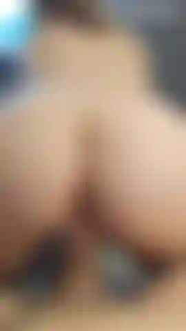 Pov cabalgando su dura polla y mojándola mucho con el jugo de mi coño.