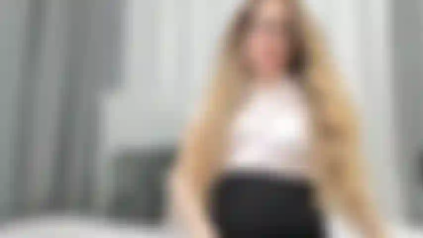 Juego de roles: profesora embarazada le hace una paja a su alumna favorita.