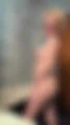 Desnuda provocando.