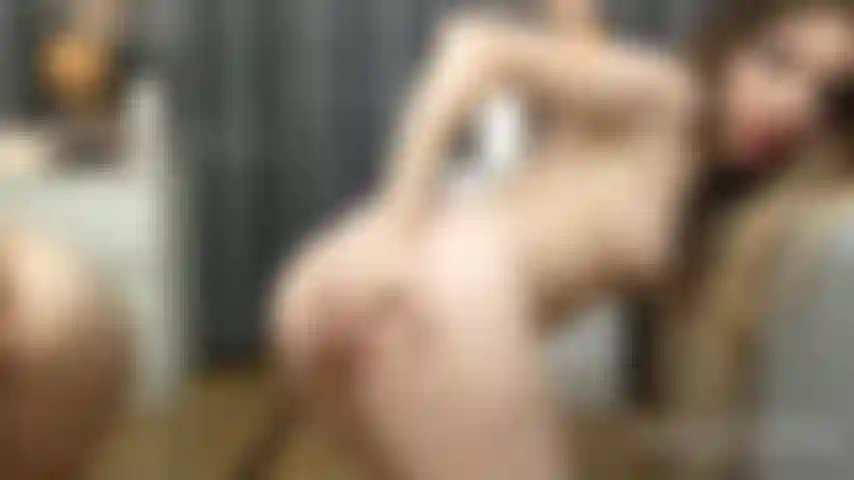Mostrando mis estrechos agujeros de cerca en el espejo.