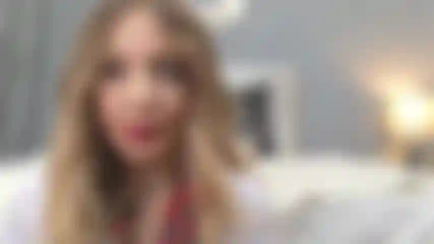 Una colegiala traviesa convence a su maestra para que acepte su regalo y le agradezca la mayor votación recibida de la tarea. La colegiala traviesa recibió a cambio su enorme carga!