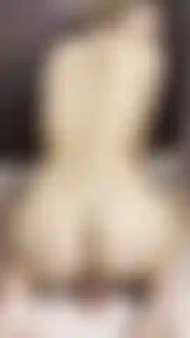 Que bonito se ve mi culo montando un consolador en el suelo.