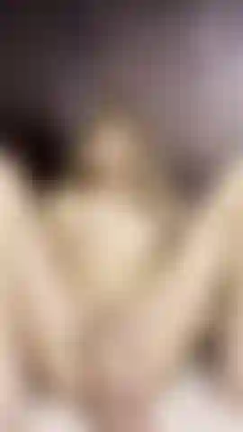 Me encanta follarme el coño con un consolador grande.