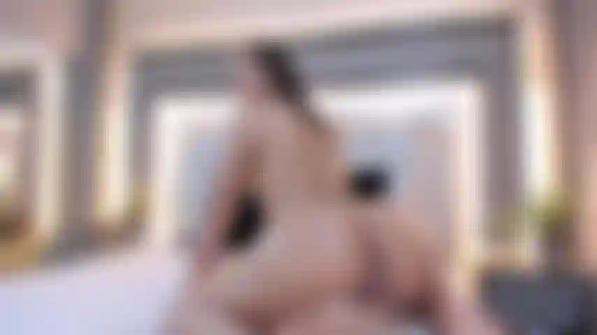 Me encanta ver tu cara cuando te aprieto mientras boto en tu polla sin parar.