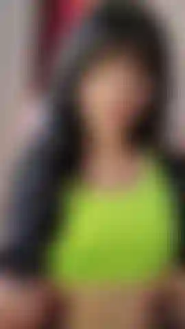 Striptease, tetas pequeñas y flash de chocho peludo y ojete, con acercamiento y apertura.