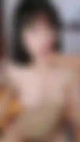 Hipo mamada en topless en consolador.