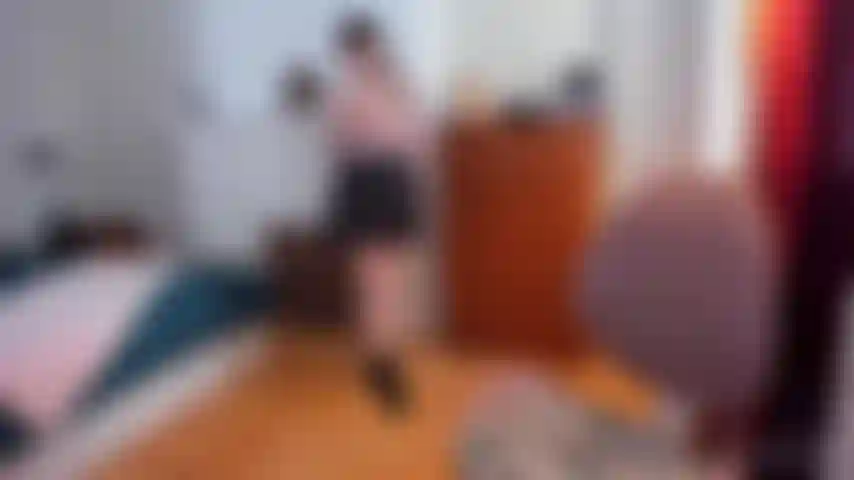 Striptease y cabalgando un dildo y ribeteando para novio (nombre de mascota papi).