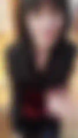 Práctica de garganta profunda de rodillas linda mamada gran consolador largo.