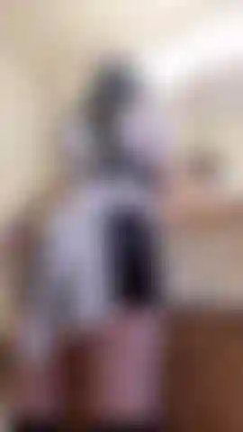 Una sexy criada francesa limpia el baño sin darse cuenta de que una cámara oculta la está grabando. Su trasero se menea mientras se frota con fuerza.