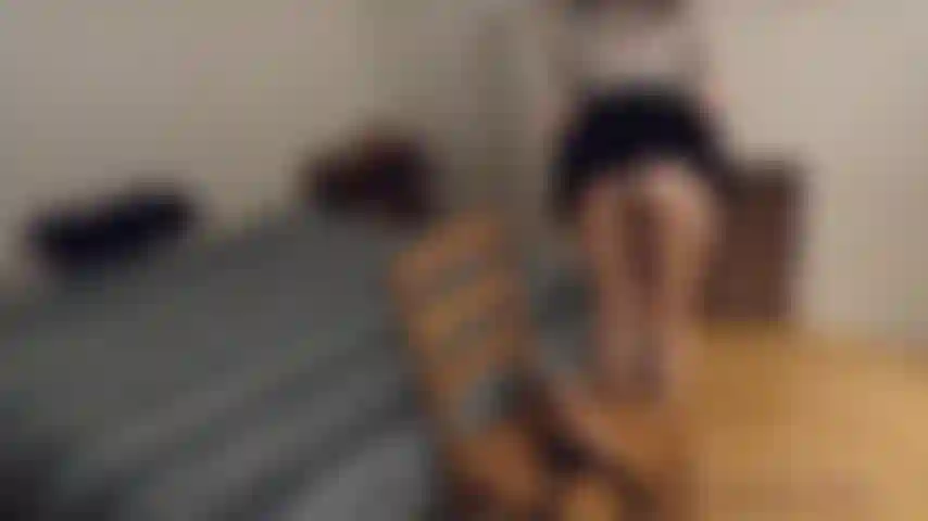 Monto mi cinturón mientras uso tacones, juego con mis pezones y mi clítoris y me corro dos veces!