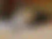 Maid luna se divierte follándose sobre las almohadas con su jugoso coño y mostrando su culo saltarín.