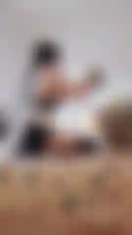 Disfruta de este encantador video espontáneo, grabado con cámara oculta, de esta linda criada francesa doblando la ropa! Se ve muy sexy con su uniforme corto y sus calcetines negros hasta la rodilla.