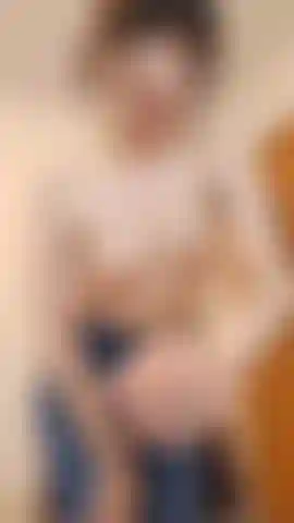 Striptease, chocho peludo de cerca. Culo abierto, pezones duros, axilas peludas.