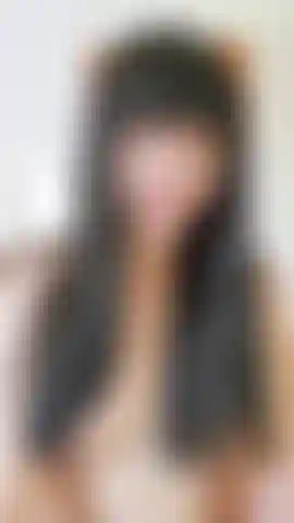 Mira a Lunasha empezar el día cepillándose y peinándose su larga melena negra. Luego, le apetece divertirse un poco y le hace una mamada con su dildo, incluso haciéndole cosquillas con el pelo. Esta sesión la pone cachonda, así que se sube a la cama y...