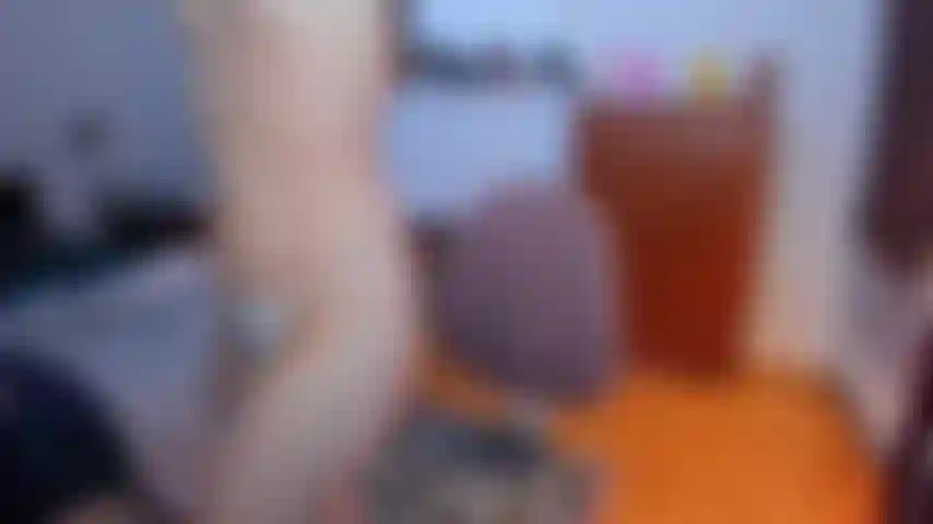 Relleno de bragas y follada con consolador en cámara (comienzo frotando mi coño muy bien a través de mi tanga blanca para mojarlo todo. Luego lo empujo completamente adentro, hasta que ya no es visible. Luego tomo un pequeño consolador y comienzo a follarme con él).