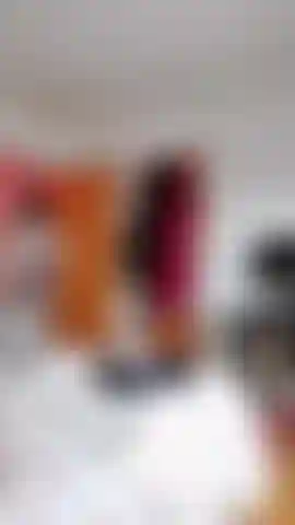 Espía a esta sexy mucama francesa mientras aspira y lava los pisos.