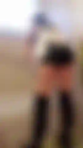 Espía a una criada francesa limpiando el baño.