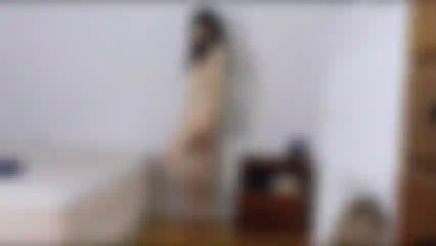 Modelo bikinis y lenceria. Luego me subo a mi cama en posición de misionero a masturbarme. Frotando mi clítoris, pellizcando mis pezones y follando mi coño con dos dedos, juego conmigo misma hasta el orgasmo.