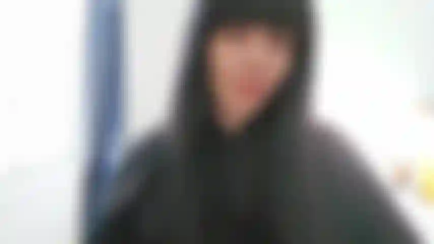 Adora mis axilas peludas en este encantador y sensual video! Mírame olerlas, acariciarlas y lamerlas para ti. Con una voz íntima en off, hablo sucio, doy placer y te susurro al oído.