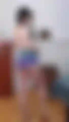 Chica peluda masturbandose de pie.