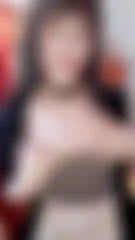 Muestro mis tetas y luego froto mi consolador sobre ellas antes de tragarlo!