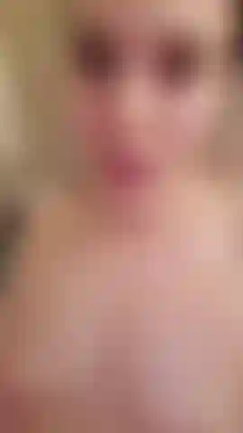 Jugando con mi dildo en la ducha.