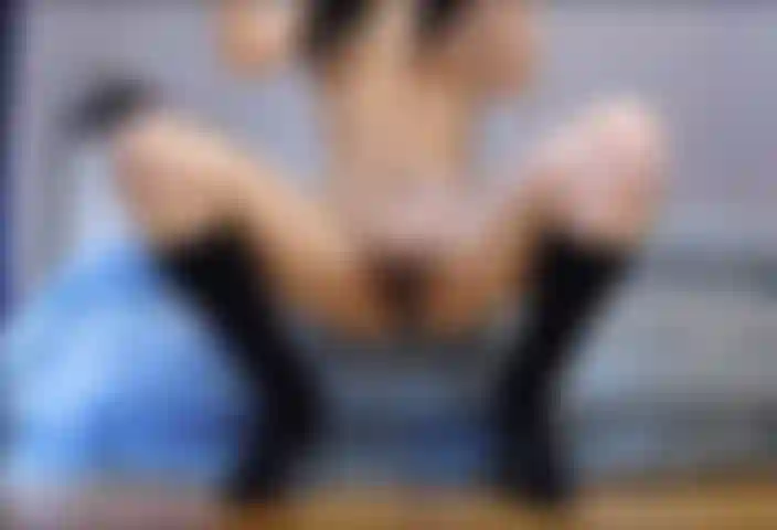 Me toco los dedos hasta correrme mientras llevo botas de tacón. // Uso botas de tacón y me dedo hasta el orgasmo.