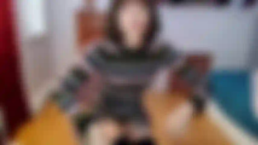 Chica peluda retro metiéndose los dedos en el coño mojado.