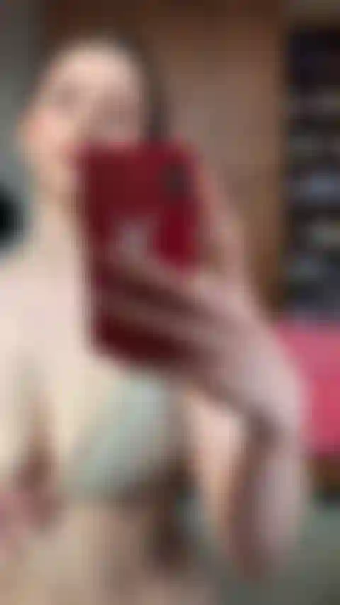 Rebotando y masajeando mis grandes tetas en mi bikini transparente!